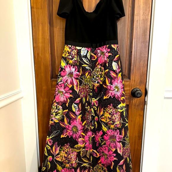 Lotus Treads Gown - Picture 2 of 4